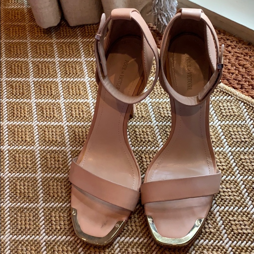 Nude Pumps